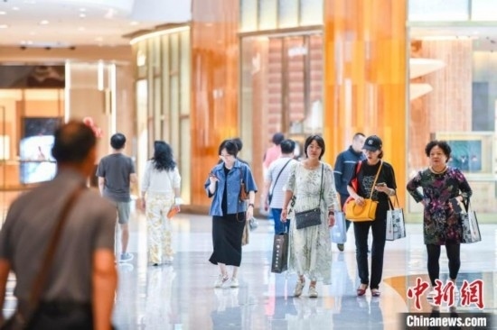 圖為顧客在cdf?？趪H免稅城內(nèi)選購商品。<a target='_blank' href='/' ><p align=