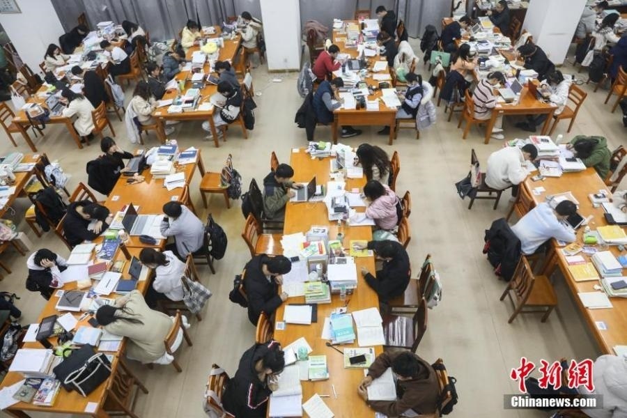 資料圖：眾多考研學生在南昌大學圖書館的自習室內復習備考。劉力鑫 攝