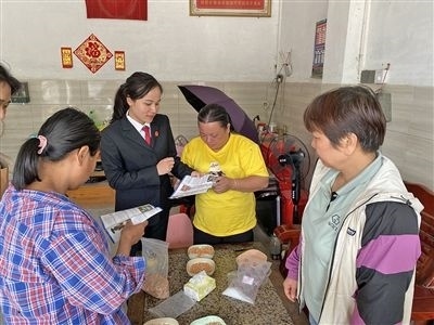  圖⑤：龍圩區(qū)法院法官到群眾家中開(kāi)展法治宣傳。資料圖片