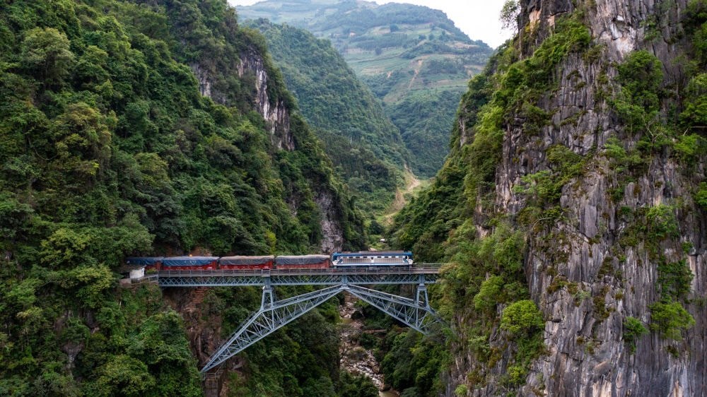 2023年6月20日，一列火車駛過(guò)人字橋。