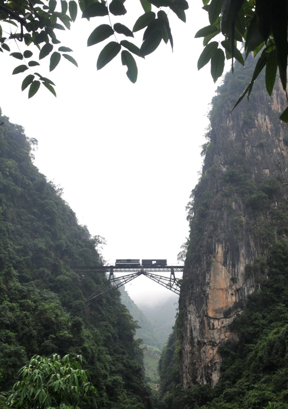 2009年6月1日，一列小火車從人字橋上通過(guò)。