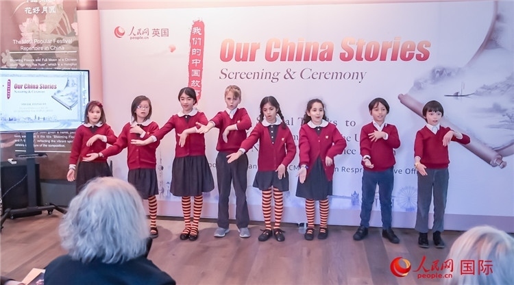 肯辛頓韋德預(yù)備學(xué)校小學(xué)生表演。人民網(wǎng) 郭錦標(biāo)攝