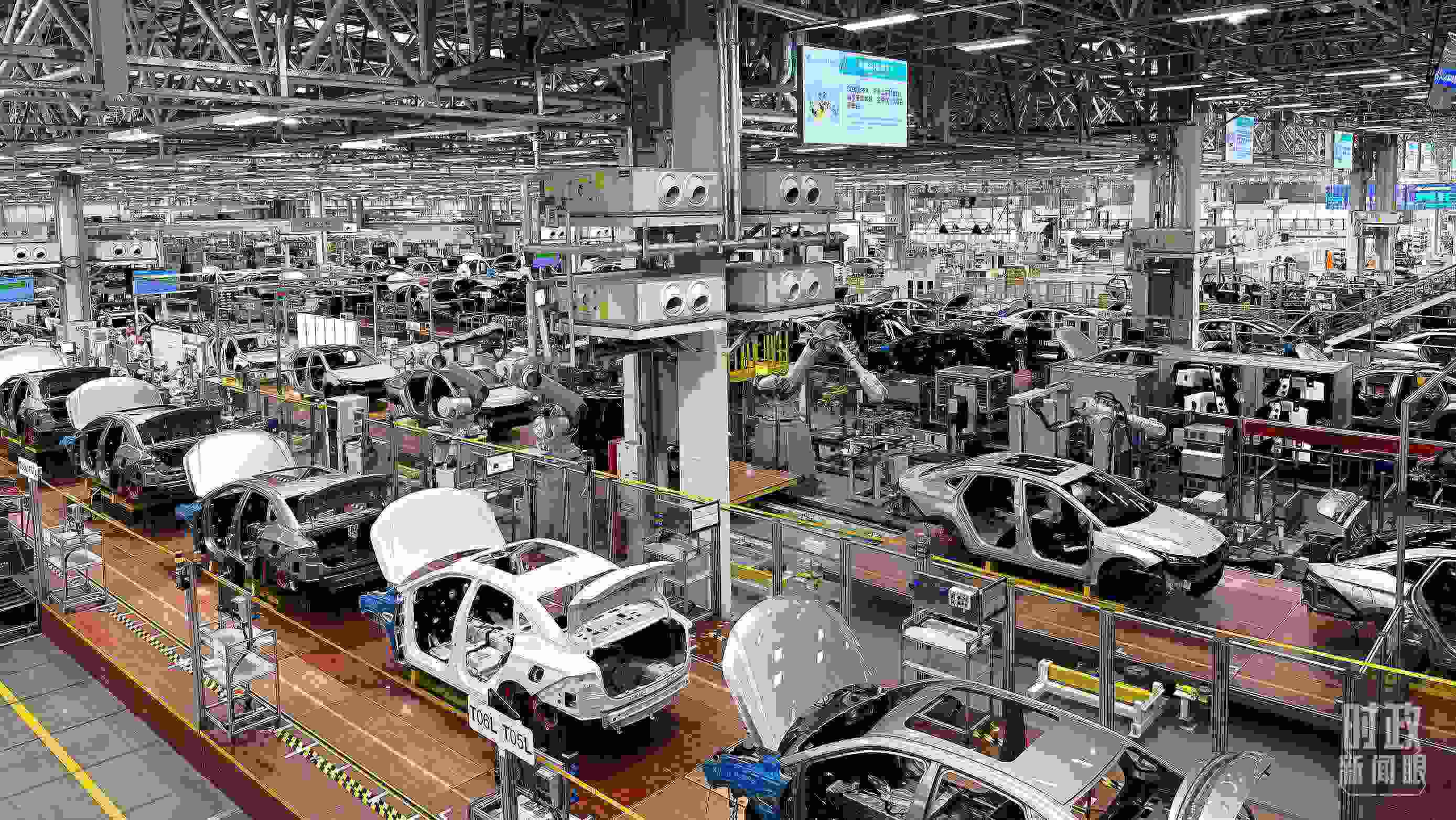 △廣汽埃安總裝車間智能生產(chǎn)線展示。（總臺央視記者趙化拍攝）