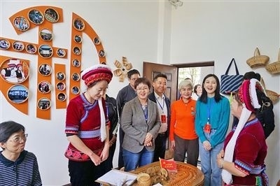  在大理法院喜洲法庭，代表們與“金花調(diào)解員”共同探討民族特色調(diào)解工作方法。