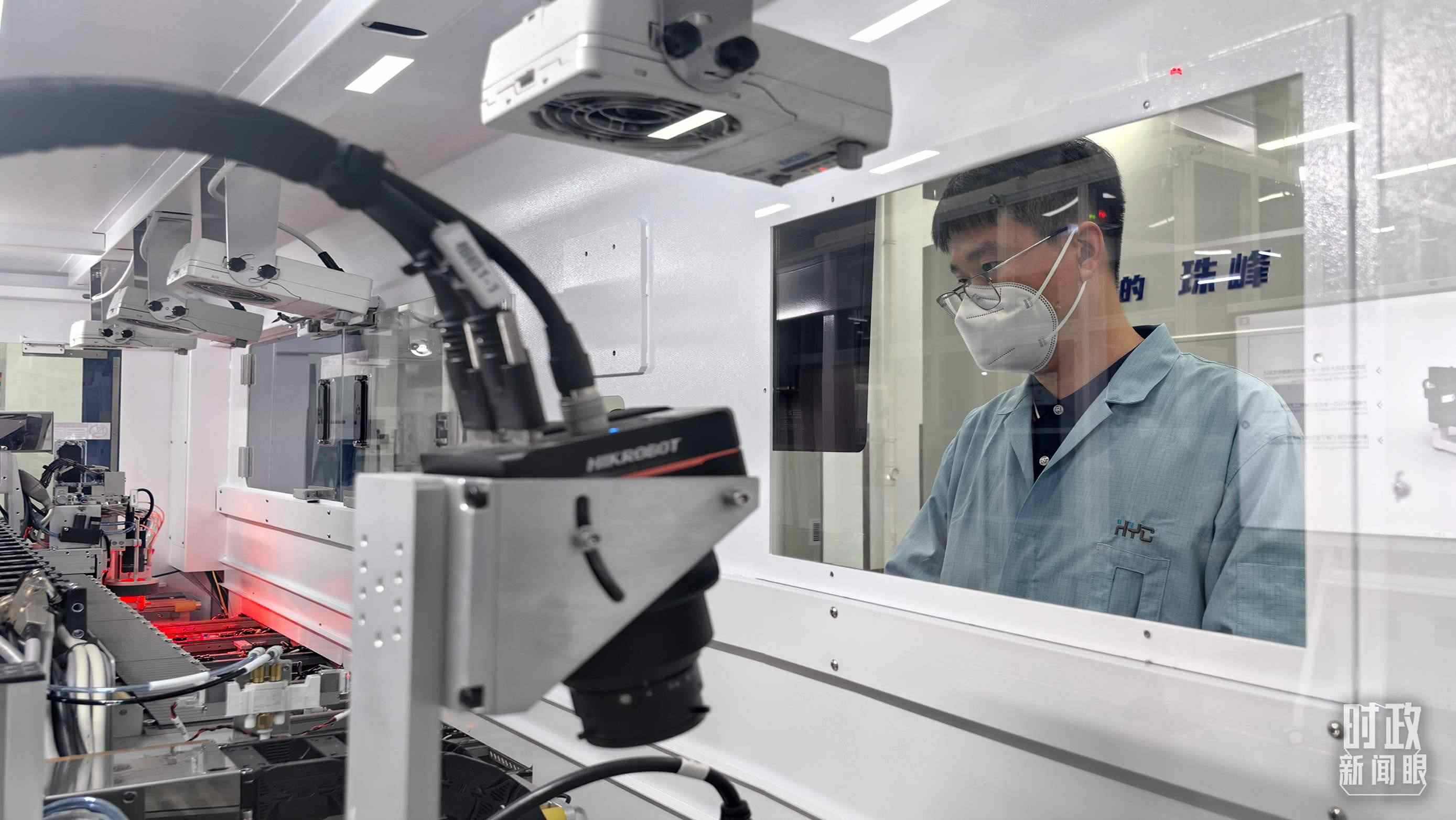 △蘇州華興源創(chuàng)科技股份有限公司員工正在研發(fā)車間內(nèi)進行芯片測試。（總臺央廣記者潘毅拍攝）