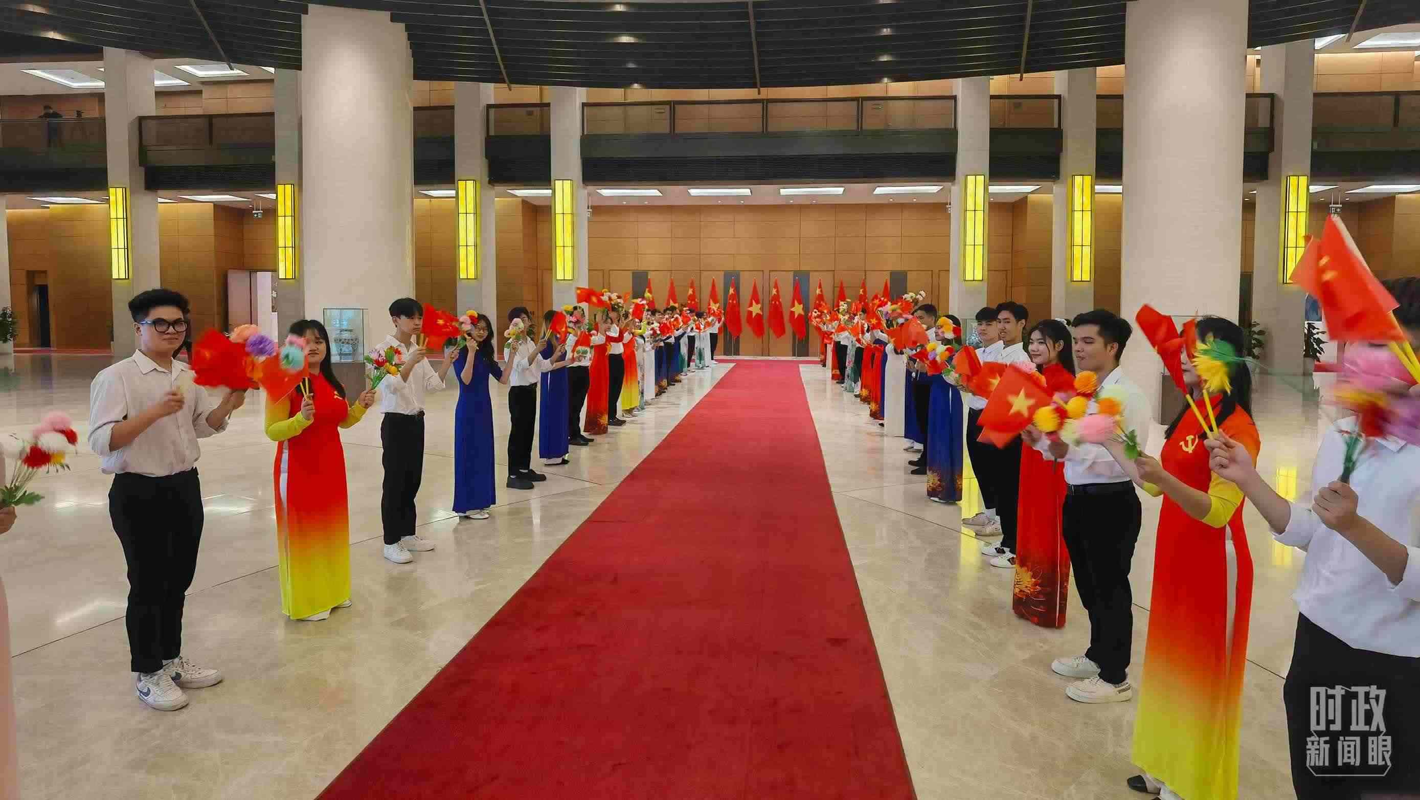 △夾道歡迎的當(dāng)?shù)厍嗄?。（總臺(tái)央視記者周志國(guó)拍攝）