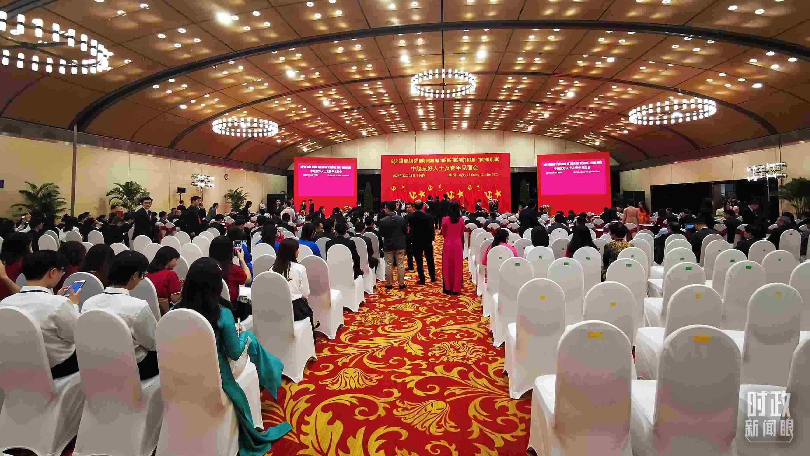 △習(xí)近平出席中越友好人士及青年見(jiàn)面會(huì)。這是見(jiàn)面會(huì)開(kāi)始前的場(chǎng)景。（總臺(tái)央視記者荊偉拍攝）