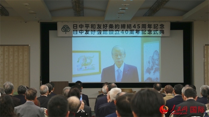 日本前首相福田康夫向活動(dòng)發(fā)來(lái)視頻賀詞。人民網(wǎng) 許可攝