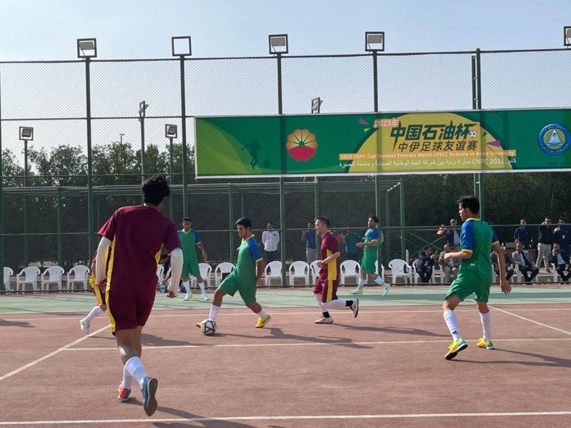 12月14日，中國(guó)石油（伊拉克）魯邁拉片區(qū)舉辦公共開(kāi)放日和足球友誼賽。中國(guó)石油工程建設(shè)有限公司魯邁拉項(xiàng)目代表隊(duì)與巴士拉大學(xué)代表隊(duì)進(jìn)行了比賽，巴士拉大學(xué)代表隊(duì)獲勝。文學(xué)軍攝