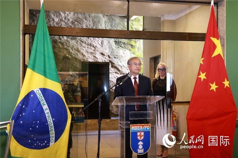 中國(guó)攝影家協(xié)會(huì)駐會(huì)副主席鄭更生在攝影展開(kāi)幕式上致辭。 人民網(wǎng)記者 陳海琪攝