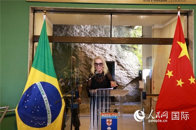 山河文化促進(jìn)中心執(zhí)行總裁瑪西婭·梅爾基奧爾在攝影展開(kāi)幕式上致辭。 人民網(wǎng)記者 陳海琪攝