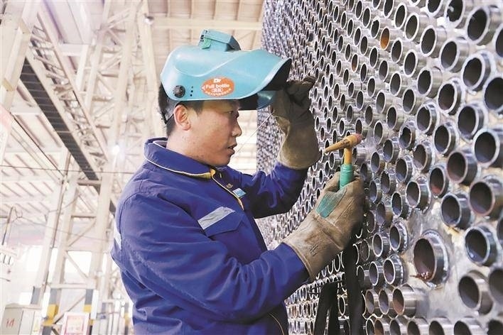 邵旭鵬在車間進(jìn)行電焊作業(yè)。受訪者供圖