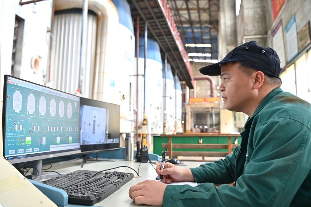 12月12日，工作人員在廣西來賓小平陽湘桂制糖有限公司監(jiān)控蒸發(fā)系統(tǒng)。