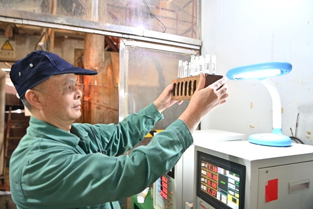 12月12日，廣西來賓小平陽湘桂制糖有限公司的工作人員在檢測糖漿樣品。