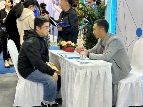 沈陽招聘會現(xiàn)場。人民網記者 尹柏寒攝