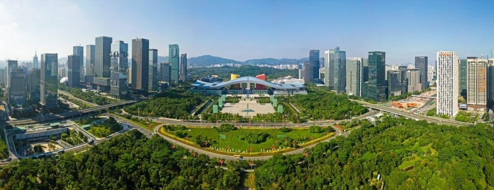 這是在廣東省深圳市拍攝的深圳市民中心和蓮花山公園一線（2020年10月2日攝，無人機(jī)照片）。新華社記者 梁旭 攝