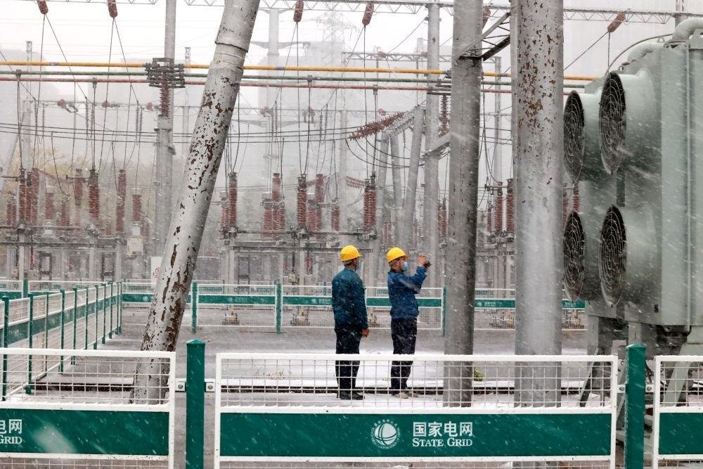 △國(guó)網(wǎng)壽光市供電公司變電運(yùn)維人員在檢查變電站積雪情況。