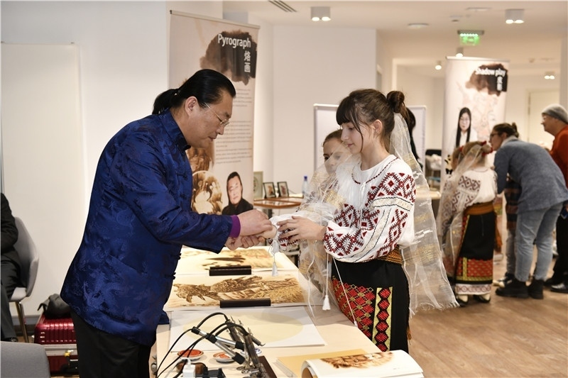 圖為羅馬尼亞小學生在現(xiàn)場體驗烙畫。 布加勒斯特中國文化中心供圖