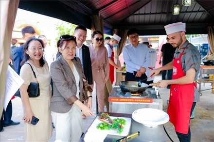 嘉賓現(xiàn)場觀摩。阿聯(lián)酋上海總商會暨同鄉(xiāng)會供圖