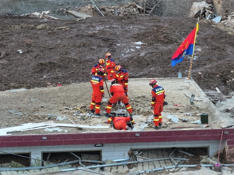 救援人員在現(xiàn)場。賀勇攝。