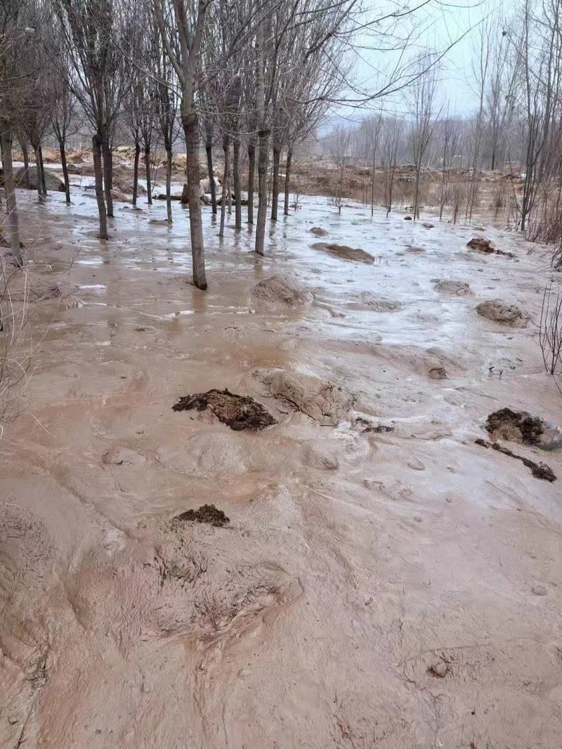 次生災(zāi)害襲擊過的村落。喬棟攝。