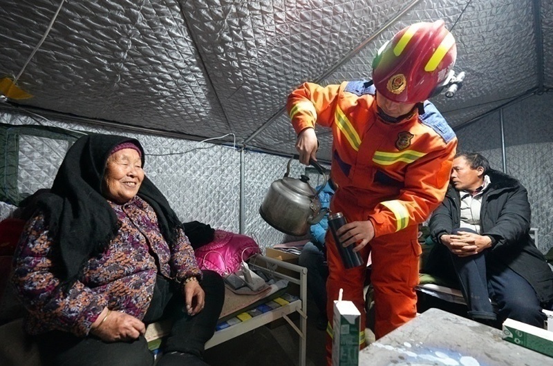 村民龔尕芳與消防員交流。賀勇攝。