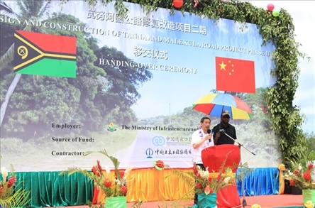 2023年12月18日，中國駐瓦努阿圖大使李名剛在瓦努阿圖公路項目二期馬勒庫拉段的移交儀式上發(fā)表致辭。人民網(wǎng) 賀吉攝