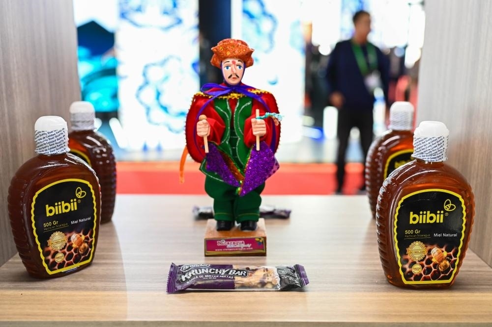 2023年11月8日在第六屆進(jìn)博會(huì)上拍攝的尼加拉瓜蜂蜜產(chǎn)品。