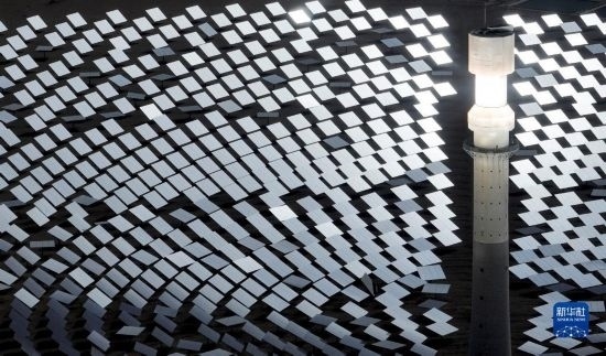 這是2023年6月11日在青海省海西蒙古族藏族自治州格爾木市拍攝的一座光熱電站（無人機(jī)照片）。 新華社記者 張宏祥 攝