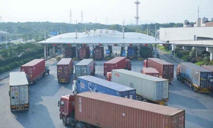 義烏海關(guān)排隊(duì)等待出關(guān)的車輛。共享聯(lián)盟·義烏 吳峰宇 攝