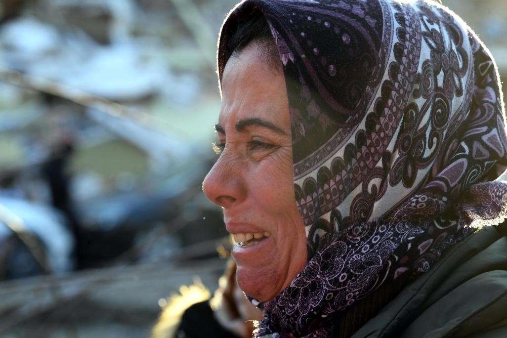 2月8日，在土耳其哈塔伊的一處地震廢墟，當(dāng)?shù)鼐用竦却H人的消息。新華社記者沙達(dá)提攝