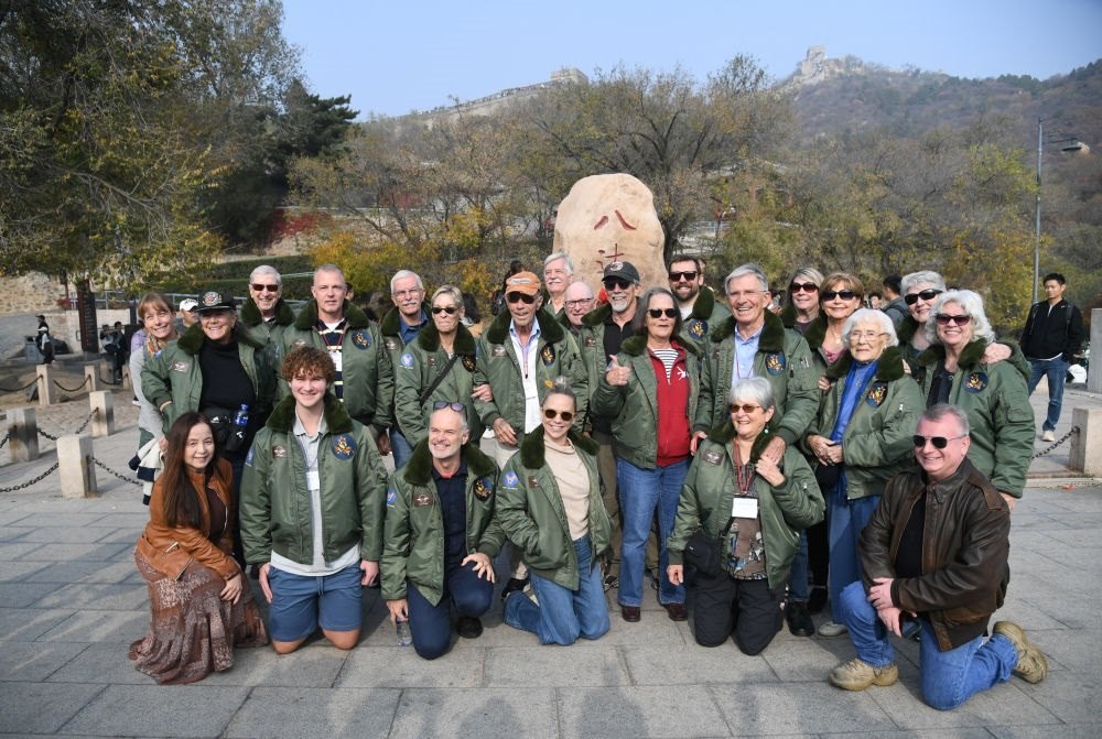 2023年10月29日，飛虎隊老兵莫耶一行人在北京八達嶺長城合影留念。當日，美中航空遺產(chǎn)基金會訪華代表團成員陸續(xù)抵達北京。新華社記者 任超 攝