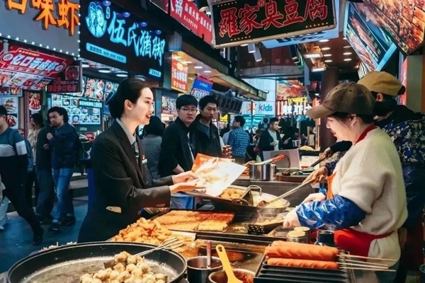 當?shù)劂y行工作人員向個體經(jīng)營者介紹金融服務。受訪者供圖