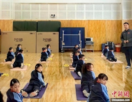 逸陽(yáng)文思學(xué)校學(xué)生正在進(jìn)行運(yùn)動(dòng)恢復(fù)矯正訓(xùn)練。<a target='_blank' href='/' ><p align=