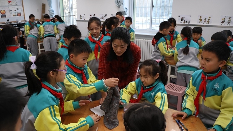 科學(xué)老師教同學(xué)制作消聲裝置。校方供圖