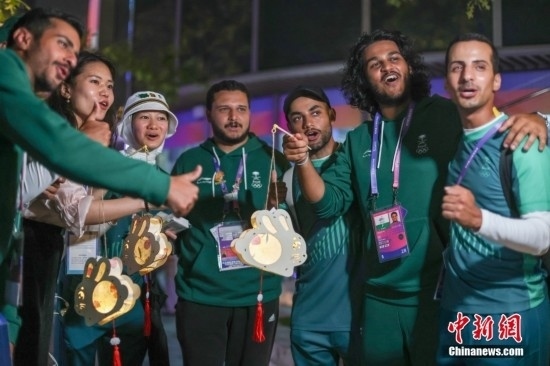 資料圖：9月29日，中國傳統(tǒng)節(jié)日中秋節(jié)，杭州亞運會運動員村舉辦中秋主題活動，中外運動員們歡聚一堂。圖為沙特阿拉伯運動員手持燈籠拍攝照片。<a target='_blank' href='/'><p align=