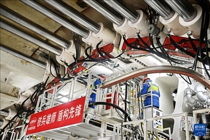 12月30日，中鐵十四局技術(shù)人員在盾構(gòu)掘進(jìn)開始前檢查“海天號”盾構(gòu)機(jī)。新華社記者 李紫恒 攝