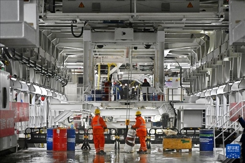 12月30日，建設(shè)者在青島膠州灣第二隧道工程南線主線隧道盾構(gòu)掘進(jìn)現(xiàn)場作業(yè)。新華社記者 李紫恒 攝