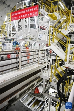 12月30日，建設(shè)者在青島膠州灣第二隧道工程南線主線隧道盾構(gòu)掘進(jìn)現(xiàn)場作業(yè)。新華社記者 李紫恒 攝