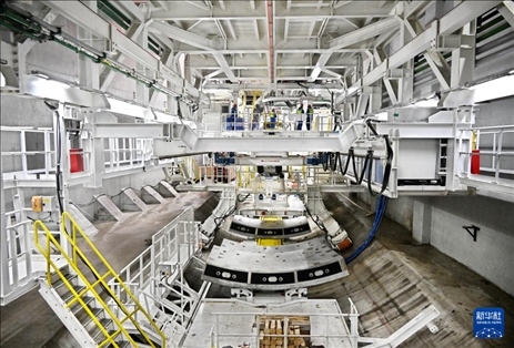 12月30日，建設(shè)者在青島膠州灣第二隧道工程南線主線隧道盾構(gòu)掘進(jìn)現(xiàn)場作業(yè)。新華社記者 李紫恒 攝