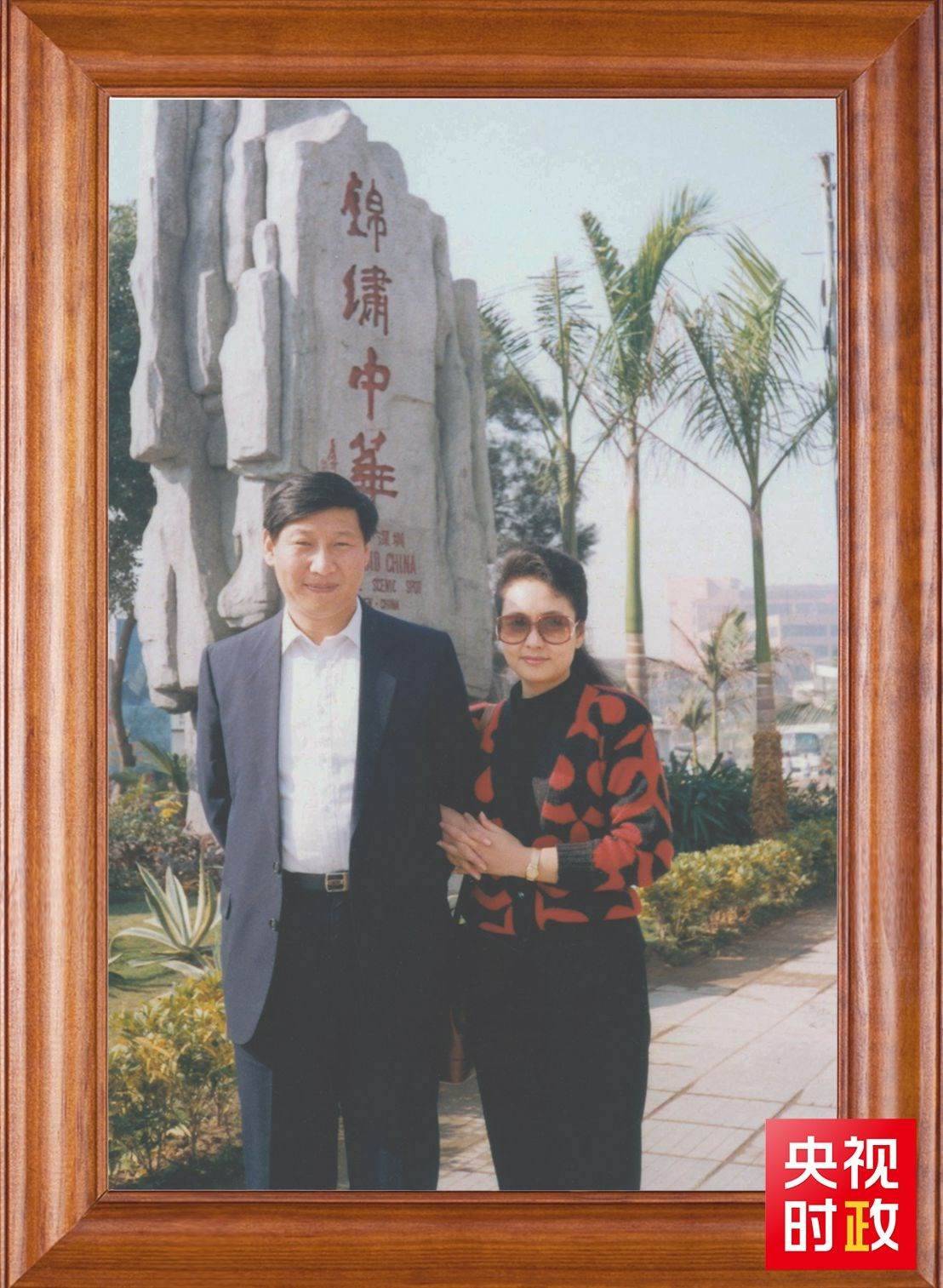 △這是習(xí)近平和夫人彭麗媛的合影。這張照片第一次出現(xiàn)在他的書架上。