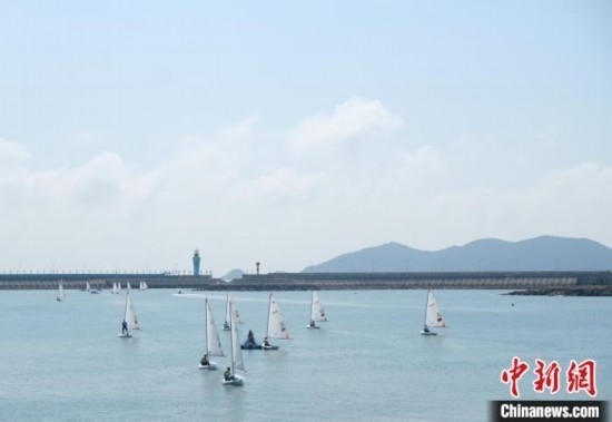 浙江象山，杭州亞運會帆船項目運動員揚帆起航。林波 攝