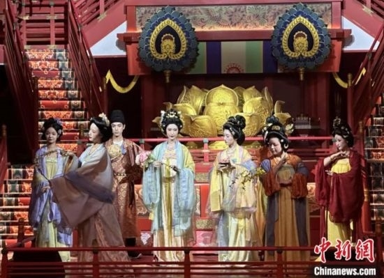 2023年12月31日晚間，在長(zhǎng)安十二時(shí)辰主題街區(qū)進(jìn)行的漢服表演。 中新社記者 張一辰 攝