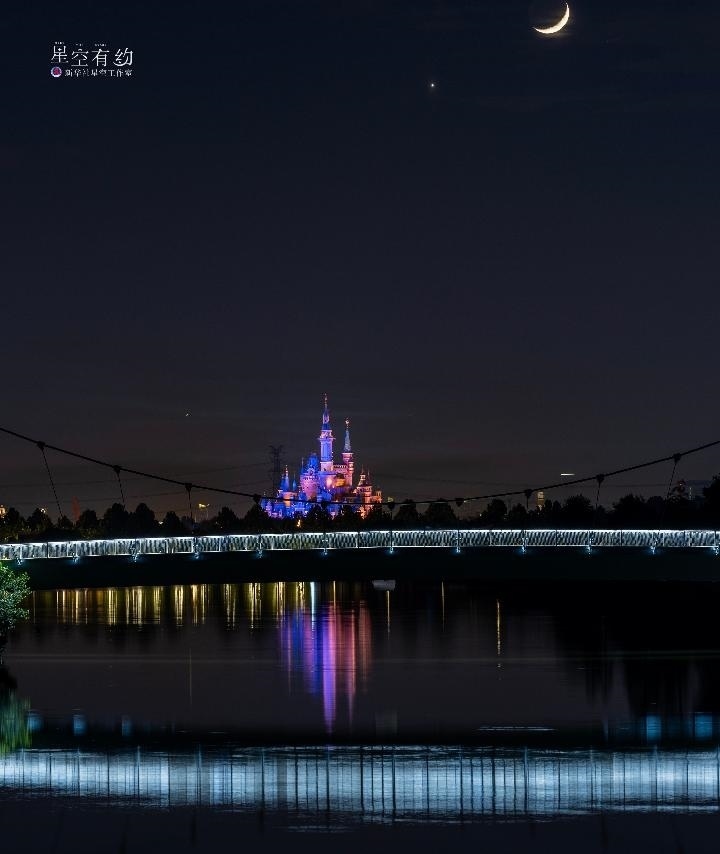 上海星空攝影愛好者陳悅華2023年5月23日在上海浦東拍攝的金星伴月。(本人供圖)