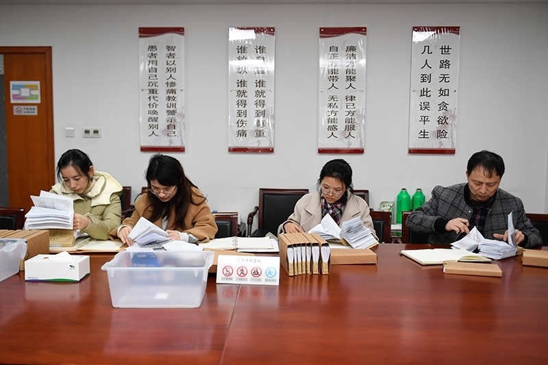 2020年1月8日，浙江寧波市北侖區(qū)紀(jì)委工作人員在檢查北侖區(qū)大數(shù)據(jù)發(fā)展管理中心2019年的公款消費(fèi)票據(jù)，查找是否存在違規(guī)問題。