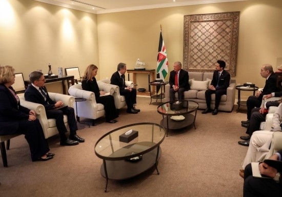 1月7日，約旦國(guó)王阿卜杜拉二世（中右）在安曼會(huì)見(jiàn)到訪的美國(guó)國(guó)務(wù)卿布林肯（中左）。新華社發(fā)（約旦王宮供圖）