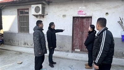  圖②：法官勘察訟爭(zhēng)房產(chǎn)。