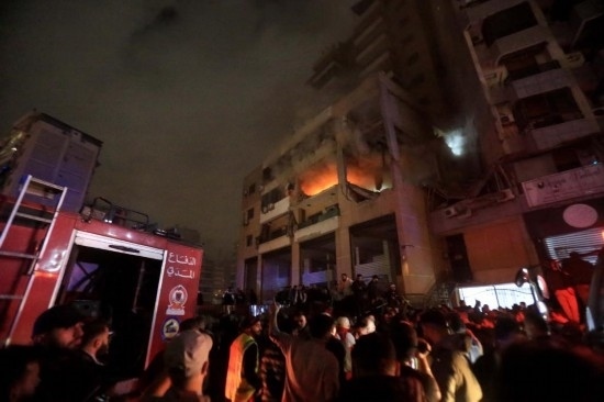 1月2日，人們聚集在黎巴嫩貝魯特南郊的以色列無人機(jī)襲擊現(xiàn)場。新華社發(fā)（比拉爾·賈維希攝）