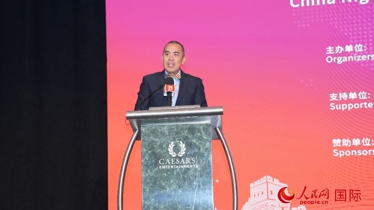 內(nèi)華達州副州長辦公室幕僚長魯?shù)稀づ撩鲌D安在論壇致辭。人民網(wǎng)記者 鄧圩攝