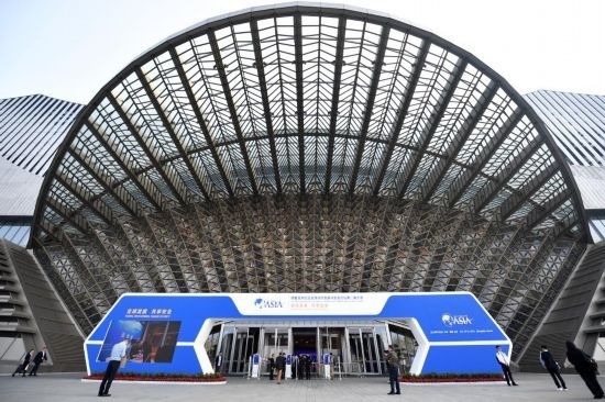 2023年10月30日，參會嘉賓步入長沙國際會議中心。當(dāng)日，以“全球發(fā)展 共享安全”為主題的博鰲亞洲論壇全球經(jīng)濟(jì)發(fā)展與安全論壇第二屆大會在湖南長沙開幕。新華社記者 陳振海 攝